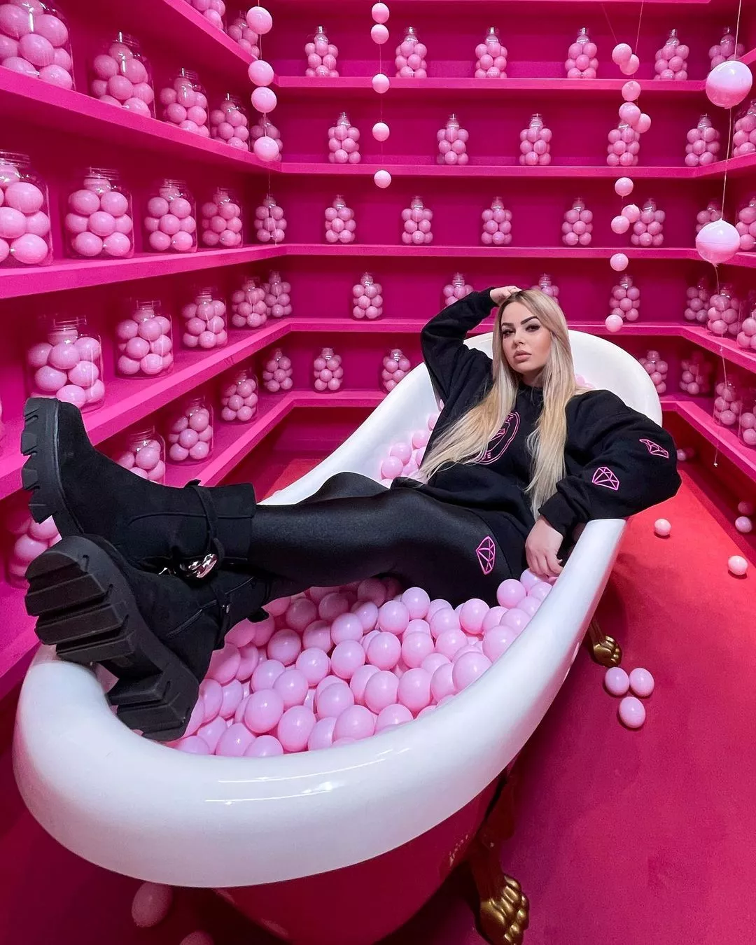 Gorące zdjęcie Pauli Karpowicz trafiło do sieci! Gwiazda disco polo odważnie odsłoniła biust, rozgrzewając fanów do czerwoności! Zobaczcie sami!